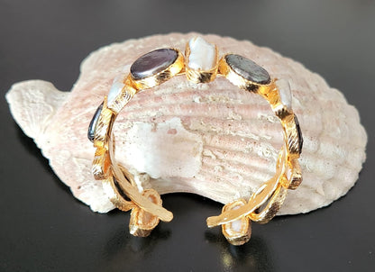 Bracelet with embedded real mother of pearls