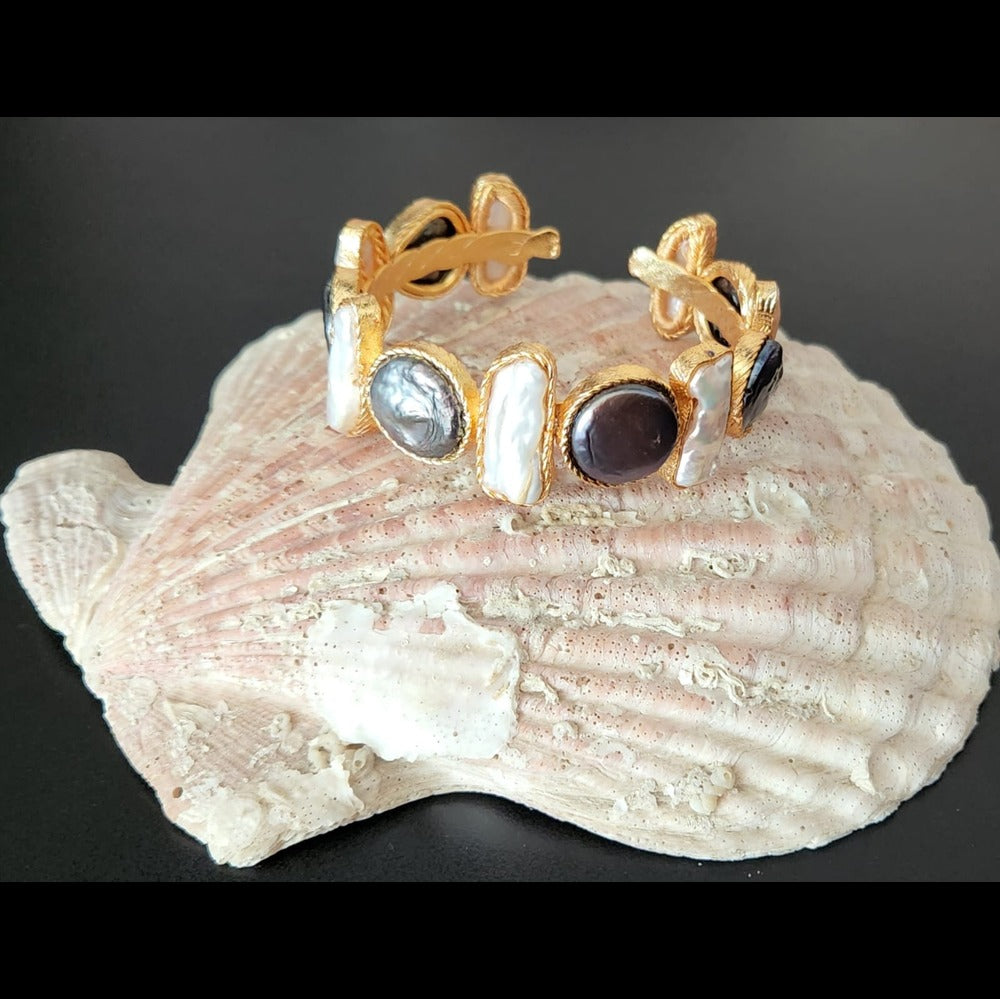 Bracelet with embedded real mother of pearls