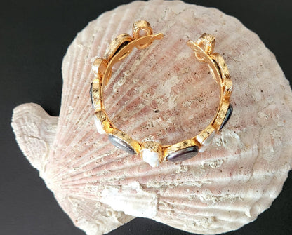 Bracelet with embedded real mother of pearls